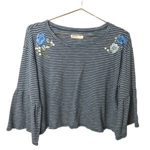 🌸 HOLLISTER Bell Sleeve Flower Shirt